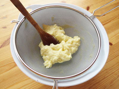 ジャガイモを裏ごしする-なめらかポテトサラダのレシピ/作り方