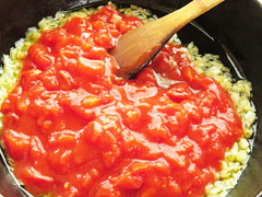 トマト缶を煮込む-基本のトマトソースの作り方/レシピ