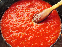 トマトソースを塩胡椒で薄めに味付けする