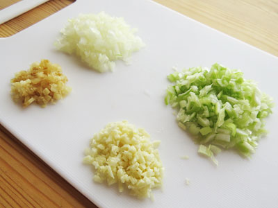 野菜をみじん切り-汁なし担々麺のレシピ/作り方