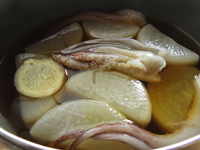 水と酒、醤油、みりんを鍋に入れて煮込む