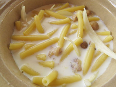 マカロニと牛乳を入れる-チキングラタンのレシピ/作り方