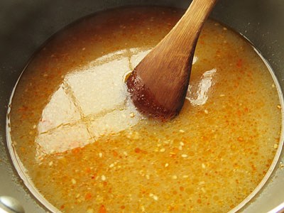 味を調整して出来上がった担々麺のスープ