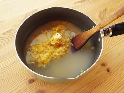 コーンクリーム缶と水が入った鍋に鶏がらスープの素を入れる