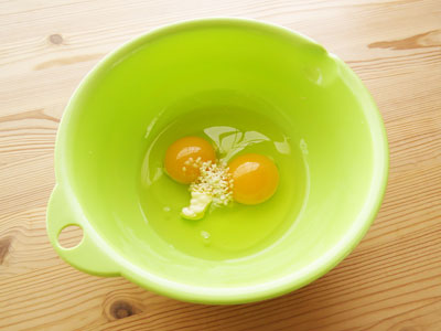 卵を割ったボウルにマヨネーズと鶏ガラスープの素を入れる