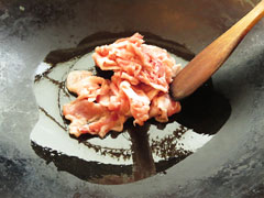 油を引いたフライパンで豚肉を炒める