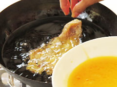卵液をくぐらせた胸肉を170℃に熱した揚げ油に入れる