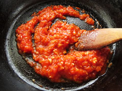 トマトを崩しながら煮詰める。
