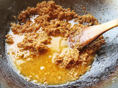 味付けした肉味噌に鶏ガラスープの素と水を入れる。