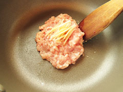 ごま油を引いた鍋に、鶏ひき肉とせん切り生姜を入れる。