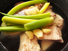 臭み消しの野菜と豚バラ軟骨、焼酎と水を鍋に入れる。