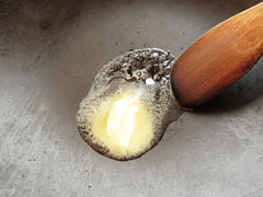 フライパンでバターを溶かす。