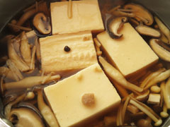 豆腐を煮る。