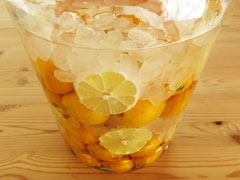 枇杷とレモン、氷砂糖の入った保存瓶にホワイトリカーを注ぐ。