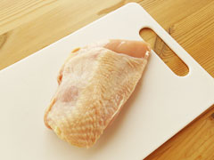 まな板に置いて常温に戻している鶏むね肉。