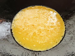バターを入れたフライパンに溶き卵を入れる。