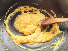 かき混ぜながら炒めている溶き卵の固まる工程3。