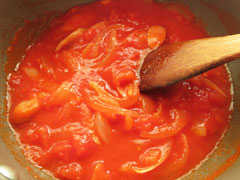 トマトを煮込む。