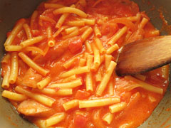 トマトソースで煮込んだマカロニ。