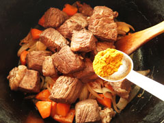 牛肉を戻した鍋にカレー粉を加える。