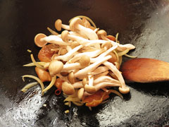 鶏もも肉と玉ねぎを炒めているフライパンに、しめじと和風パスタのタレを入れる。