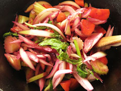 牛すね肉を焼いた鍋に野菜を入れる。
