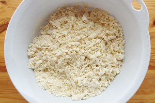 ぱらぱらになるまで混ぜ合わせた小麦粉。