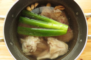 ラーメンスープの材料とたっぷりの水を入れた鍋。