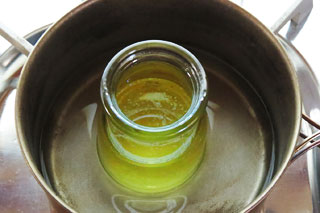瓶に入れたチー油を湯煎する。