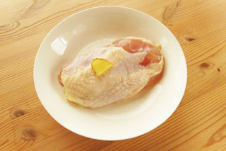 深めの皿に置いた鶏胸肉。