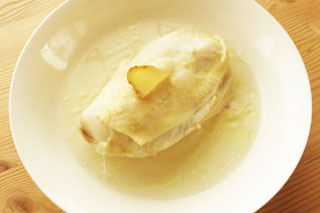 蒸し終わった鶏胸肉と皿にたまった鶏スープ。