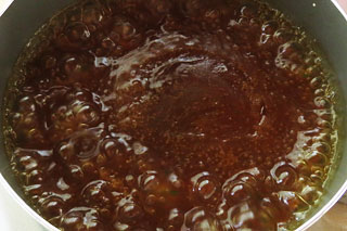 とろみのついたインスタントラーメンのスープを沸騰させる。
