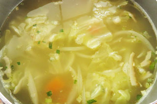 煮込んでできあがった、インスタントラーメンのスープで作った野菜スープ。