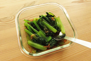 出汁醤油にひたしている小松菜のおひたし。