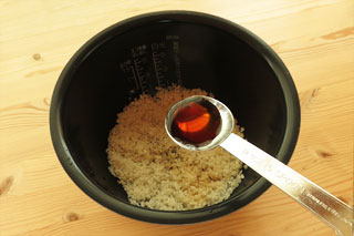 研いだ米の入った炊飯器の内釜にめんつゆを入れる。