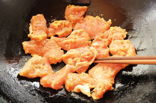 ごま油を入れたフライパンで焼いている、鶏むね肉の味噌漬け。