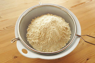 ざるでふるいながら小麦粉をボウルに入れる。