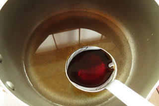 鍋にだし醤油の調味料を入れる。