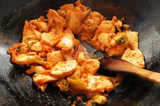 炒め合わせた鶏むね肉のキムチ炒め。